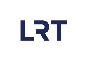 LRT logotipas, kuriame tamsiai mėlyna spalva užrašytos stilizuotos raidės LRT